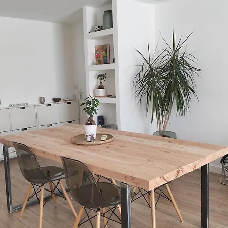 65m2 Proche Centre Ville, Parking אנז'ה